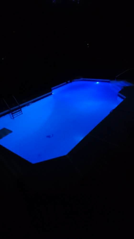 Piscine avec éclairage nocturne